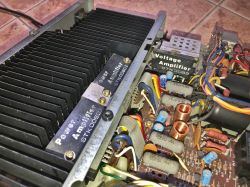 Wnętrze wzmacniacza audio Blaupunkt Mainamplifier MA-240 [1979/1980?]