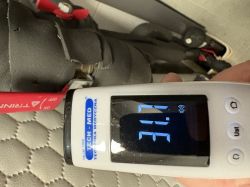 Pomiar temperatury za pomocą termometru Tech-Med pokazujący 31,7°C na rurze w kotłowni