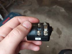 Osoba trzymająca przełącznik do spawarki Elektra Beckum SB 160c w ręce.