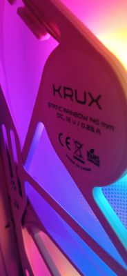 Wentylator Krux z podświetleniem RGB zamontowany w obudowie komputera.