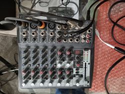 Behringer XENYX 1002 - Jednoczesne podłączenie głośników i słuchawek