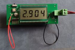Zielona płytka PCB ze stoperem i wyświetlaczem LCD pokazującym 2.904, z przewodami i złączem