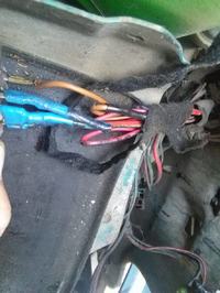 Opel Frontera - Kolory kabli przekaźnika pompy paliwa koło lampy