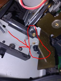 Wnętrze mechanizmu kieszeni magnetofonu Yamaha KX-690 ze wskazaniem na brakującą sprężynę.