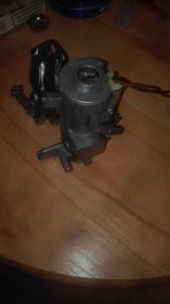 Zdemontowana stacyjka samochodowa na drewnianym stole