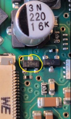 Zbliżenie na płytkę drukowaną z oznaczonym elementem elektronicznym E39N4.