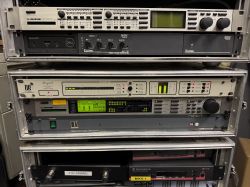 Rack z urządzeniami audio, w tym DB Elettronica Mozart stereo coder z miernikami i diodami