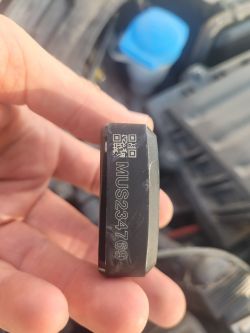 Nieznany obiekt pod maską samochodu - otwieracz do bramy czy lokalizator?