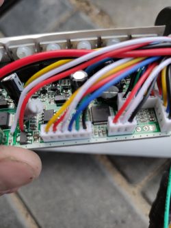 Hulajnoga Cavion Go City - Kolorystyka przewodów: GND, TX, RX, 15V, VBA, TEN