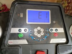 Jak naprawić błąd E1 w bieżni HRS T280M? Silnik był sprawdzony.