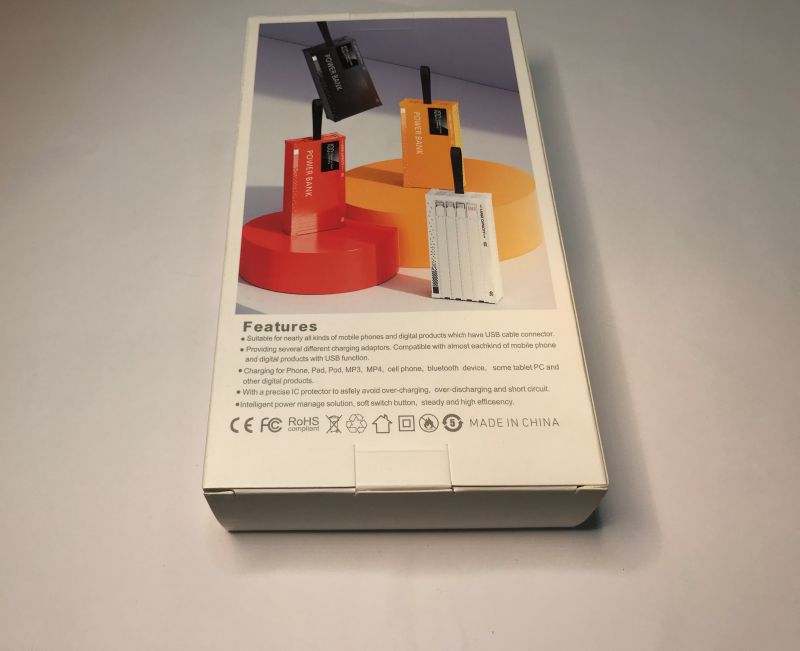 Tył opakowania powerbanku z widocznymi grafikami i opisem funkcji po angielsku