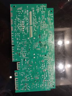 Zielona płytka drukowana z elementami elektronicznymi.