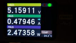 Wyświetlacz pokazujący napięcie, prąd i moc podczas ładowania.