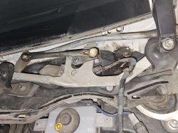 Mechanizm wycieraczek samochodowych pod maską.
