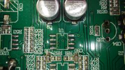 Bild einer Leiterplatte mit sichtbaren elektronischen Komponenten und Markierungen, einschließlich C83 und C82.