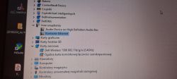 Zrzut ekranu z Menedżera Urządzeń Windows pokazujący problemy z kontrolerami Ethernet i kartą sieciową Wi-Fi.