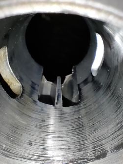 Wnętrze cylindra silnika 2T z widocznymi rysami i kanałami portowymi