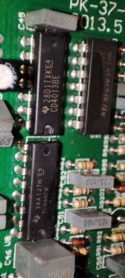 Zbliżenie na płytkę PCB z układami scalonymi CD4013BE i CA3140EZ