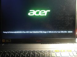 Ekran laptopa Acer z logo i komunikatem o naprawie woluminu.