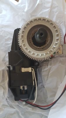 Jak wymienić i ustawić młynek w ekspresie Siemens EQ.3 TI303203RW?