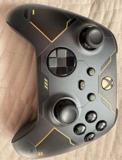 Kontroler Xbox Series X w edycji Halo Infinite Limited Edition.