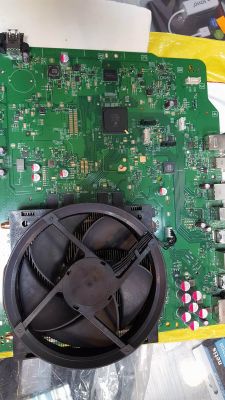 Xbox ONE - Co to za 5-nóżkowy układ na płycie głównej?