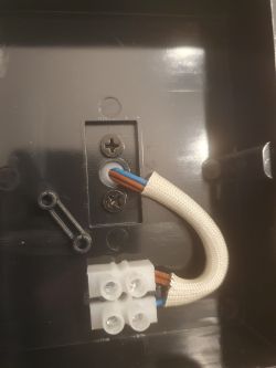 Jak podłączyć lampy zewnętrzne na elewacji z dwoma kablami ze ściany?