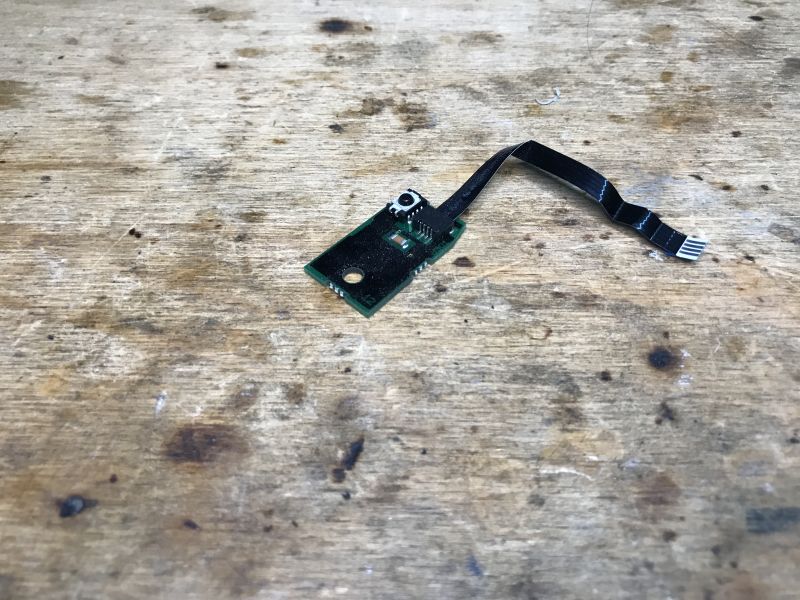 Moduł elektroniczny z przewodem na drewnianej powierzchni