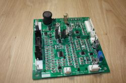 Płytka sterująca elektroniki z komponentami, kondensatorami i złączami