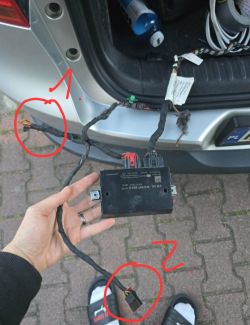 Kabelbaum im Kofferraum mit schwarzem Modul; roter und schwarzer Stecker, rot mit 1 und 2 markiert