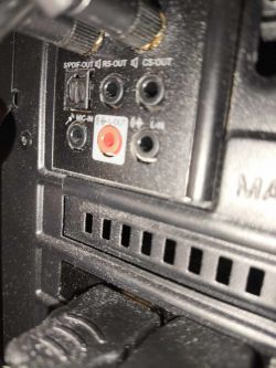 Tylny panel komputera z różnorodnymi portami audio i podpisami, w tym SPDIF-OUT, RS-OUT, CS-OUT, MIC-IN, L-OUT, L-IN.