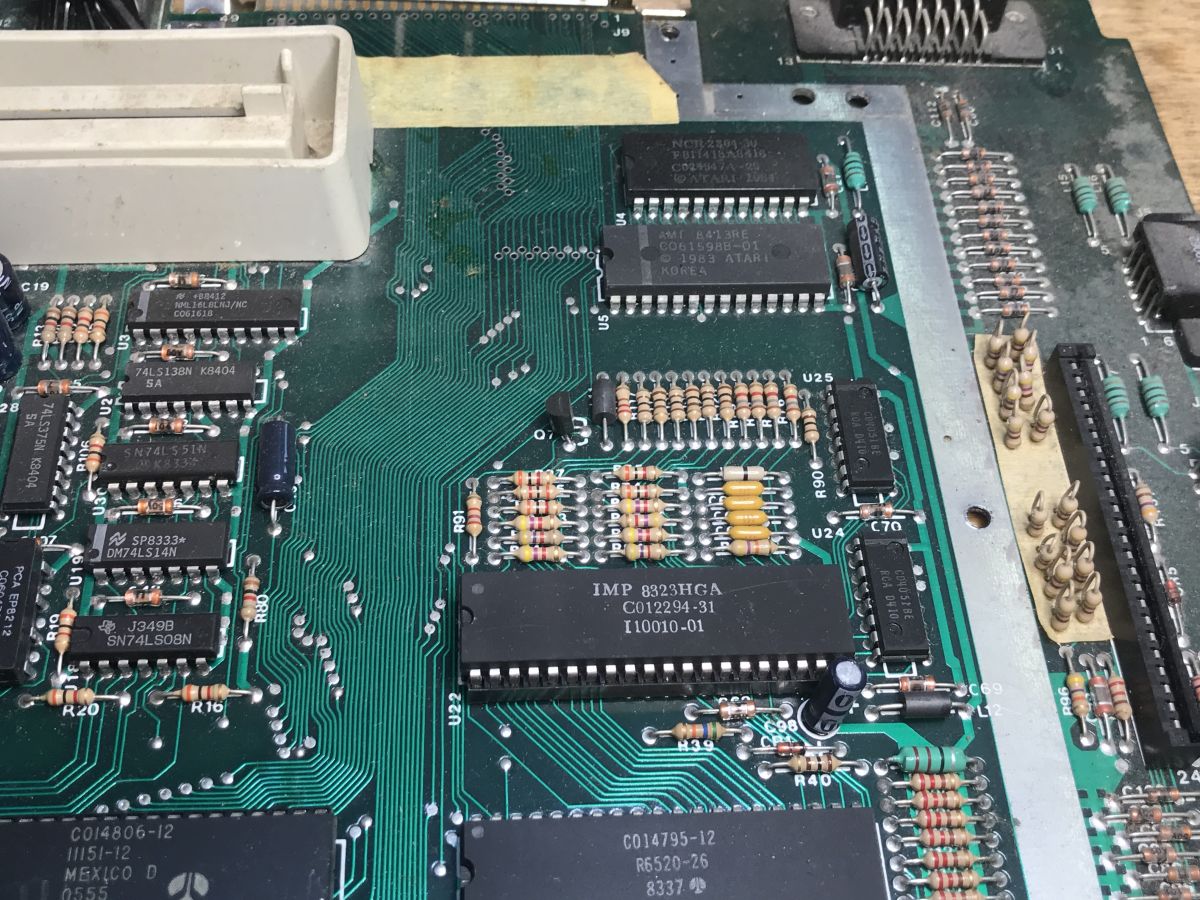 Wnętrze starego 8-bitowego retro komputera: Atari 800XL (1983)