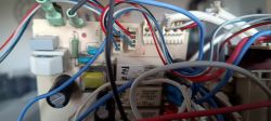 Zbliżenie na panel elektroniczny z okablowaniem.