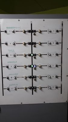 - Podłączenie silnika lewo prawo i trzy wyłączniki krańcowe