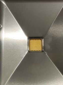 Zbliżenie na diodę LED reflektora umieszczoną na metalowym podłożu.