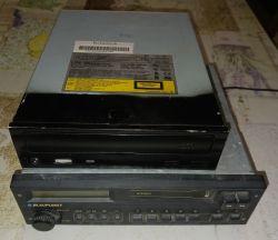 Odrestaurowany napęd CD-ROM Lite-On i radio samochodowe Blaupunkt.