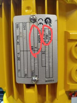 Tabliczka znamionowa silnika z oznaczeniem napięcia 230 V.