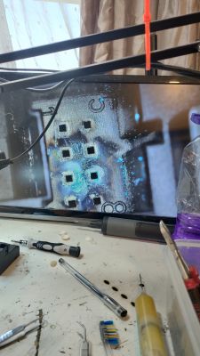 Zbliżenie na uszkodzone gniazdo elektryczne z widocznym zalaniem.