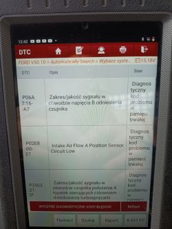 Wyświetlacz diagnostyczny pokazujący błędy w Fordzie Transit 2018.