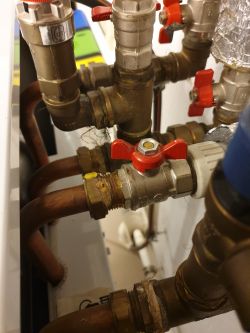 Fragment instalacji hydraulicznej z widocznymi zaworami.