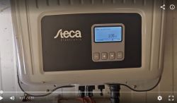 Falownik Steca Elektronik z ekranem pokazującym „Moc wyjściowa 105 W”