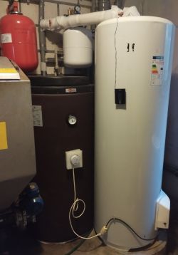 CWU 400l z grzałką, fotowoltaika off-grid – jaki zestaw do domu 7-osobowego?