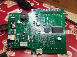 Zdjęcie płytki drukowanej z różnymi komponentami elektronicznymi.