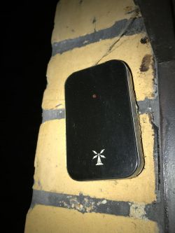 Jaki to nadajnik? - Zdjęcie tajemniczego urządzenia zza okna