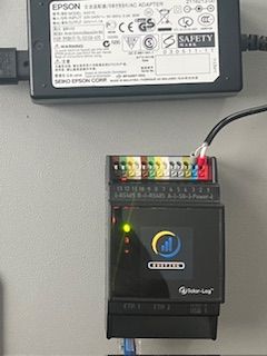 Moduł SolarLog Base 100 z podłączonymi przewodami i ekranem w trybie BOOTING
