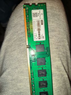 Kość pamięci RAM DDR3 ValueTech Pro o pojemności 8 GB leży na szarej tkaninie.