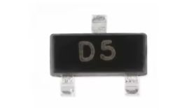 Czarny komponent elektroniczny z oznaczeniem D5 i trzema metalowymi wyprowadzeniami.
