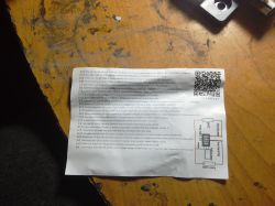 Kartka z instrukcją i kodem QR na blacie; obok schemat podłączenia zasilania i obciążenia.