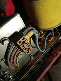 Bezpieczeństwo użytkowania agregatu prądotwórczego Electrolux T3000 h w domu i pytanie o uziemienie