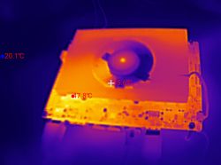 Obraz termowizyjny wnętrza laptopa z widocznym wentylatorem i odczytami temperatur